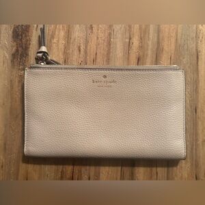 kate spade pebbled leather zip wallet — beige — GUC